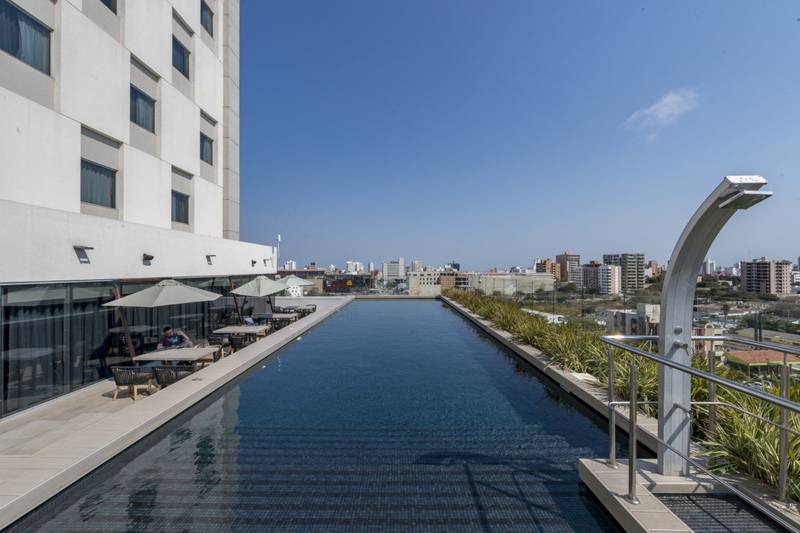 Terraza con piscina Hotel Movich Buró 51 Barranquilla