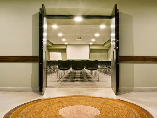 movich-alferez-salon-cedro-c_bIsS9sV