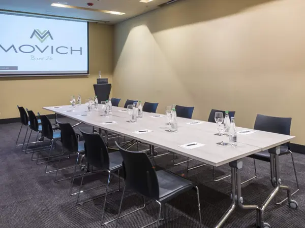 movich-buro-dos-seis-salon-sapan-a