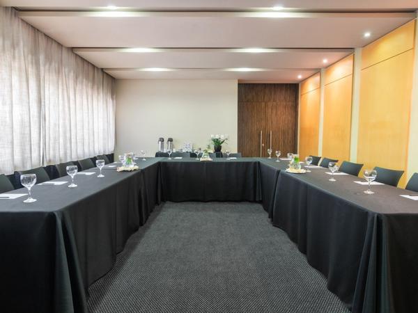 movich-pereira-sala-roble-c