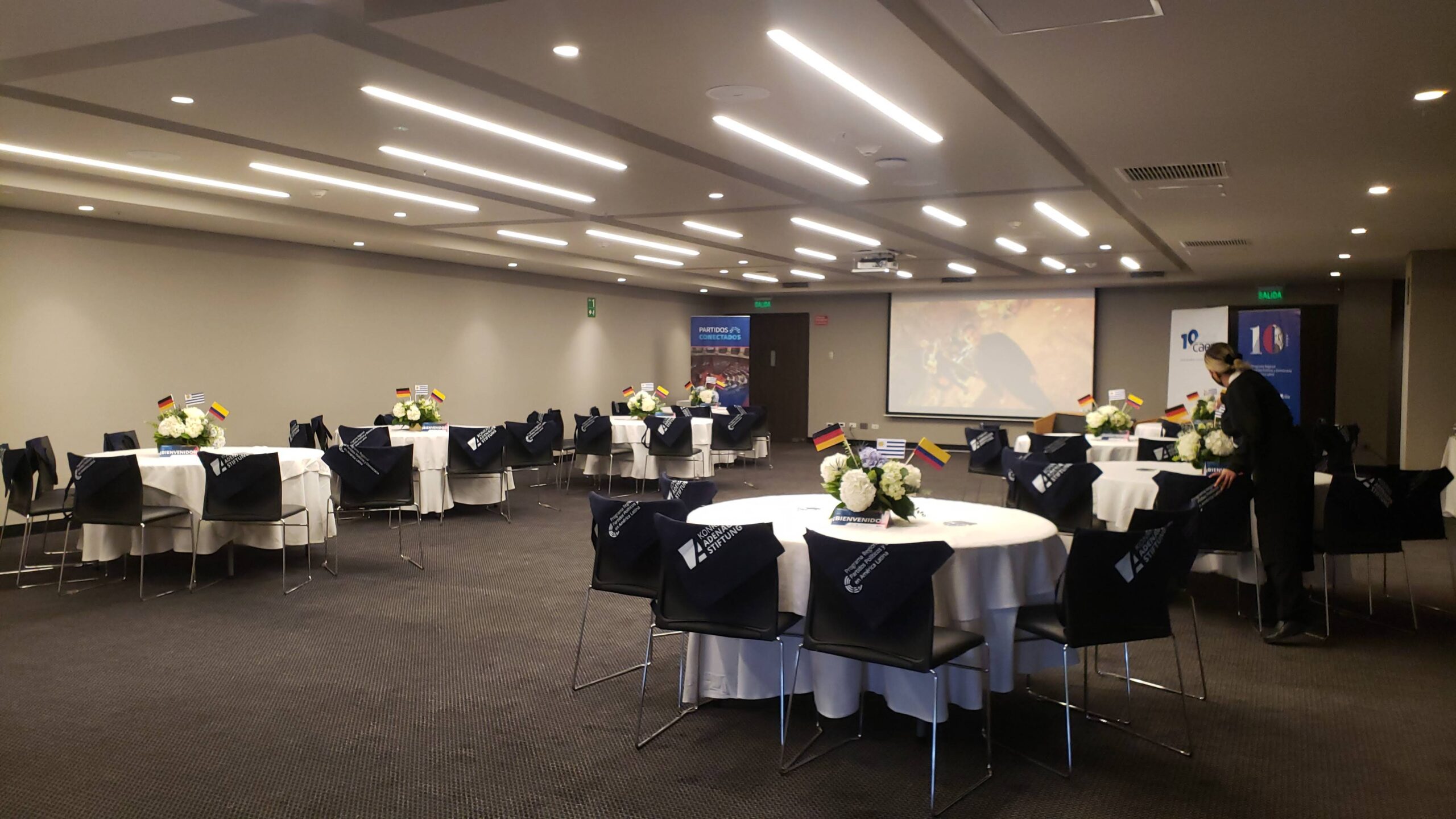 SAPAN 1 MESAS REDONDAS MEDIA LUNA